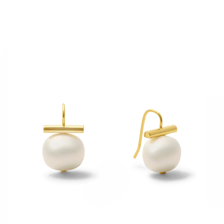 Modern smooth pearl earring - white