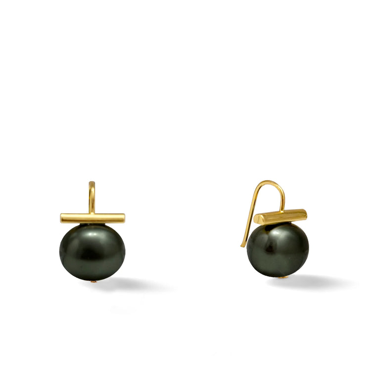 Modern smooth pearl earring - caviar